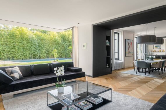 Aménagement intérieur moderne après rénovation maison